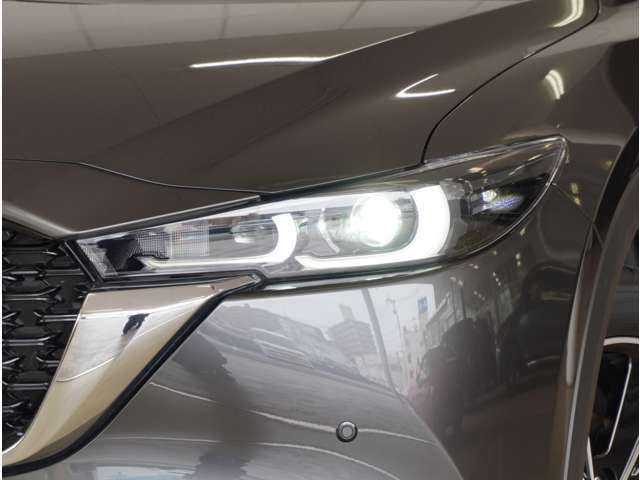 【LEDヘッドライト】省電力で長寿命の明るく運転しやすいLEDヘッドランプです。明るく照らすので暗い夜道からお客様を守ってくれます。お近くの広島マツダまでお越しください。