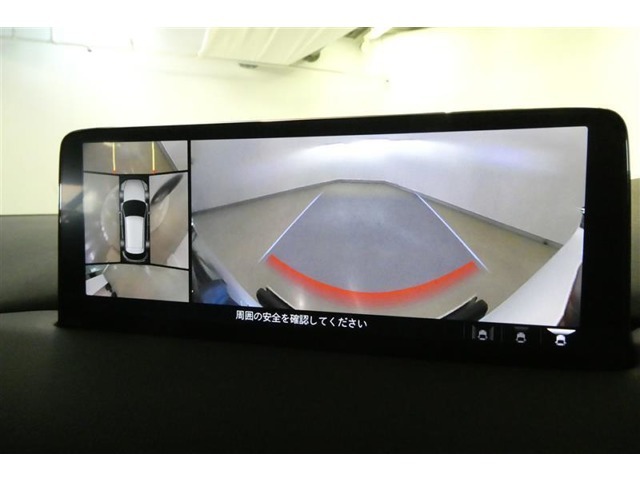 【パノラミックビューモニター＆フロントビュー】見通しの悪い交差点やT字路などで車両の前方と左右方向の状況確認をする為に車両上方と前方カメラからの映像を同時に表示するので周りがハッキリ確認でき安心です
