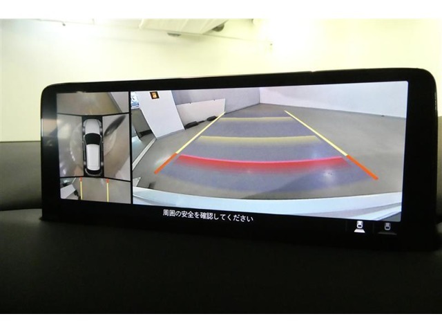 【パノラミックビュー＆バックビュー】駐車時の安全確認をする為に車両上方からの映像と後方カメラからのを同時に表示しバックガイドも付いているのでバックの苦手な方でも安心して運転出来ますよ。