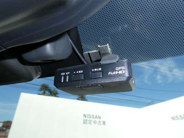 純正ドライブレコーダー：前方の状況を映像で記録します。