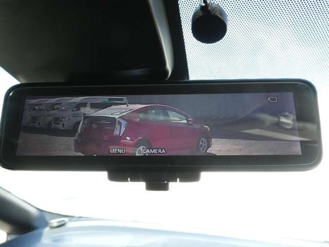 スマートルームミラー・車内の状況に関わらず、車両後方にあるカメラの映像をルームミラーに移します。