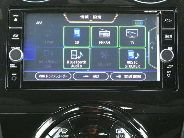 純正メモリーナビです。　ラジオ、CD・フルセグTV、Bluetoothオーディオ接続が利用可能です。