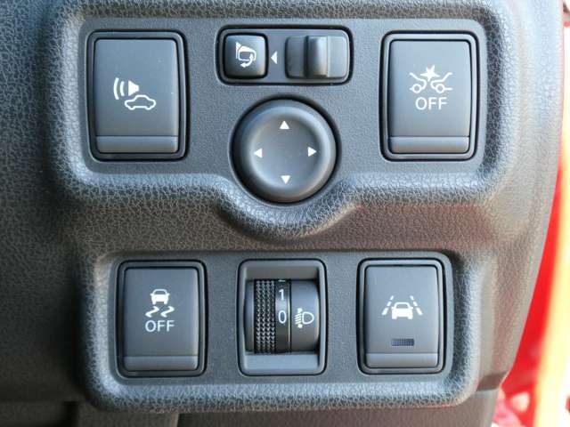 自動（被害軽減）ブレーキ、踏み間違い衝突防止アシスト、車線逸脱防止支援システム、横滑り防止装置などのセーフティ機能が充実してます。