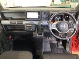 車内は光触媒抗菌消臭施工済です。インパネ周りはスタイリッシュなデザインです。グローブボックスやカップホルダーのほかにトレーなどたくさんの収納スペースが付いています。