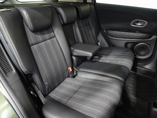 リヤシートは、シートの座面を考慮し、適度なホールド感をもたせ、ゆとりある着座姿勢を保てるようにシートバックの角度を適度に設定したシートにしています。長距離にも十分適してます。
