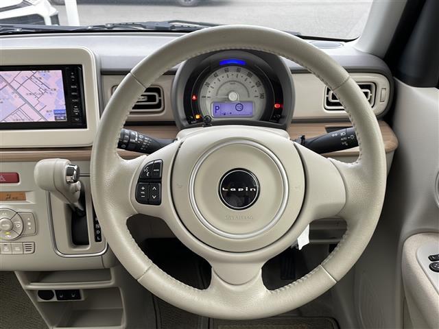 【ステアリング】軽い力で扱いやすいハンドルです。目立つ傷やスレなどなく綺麗な状態です！除菌プランいれていただくとさらに快適に！清潔なお車はお子様にも安心ですね！