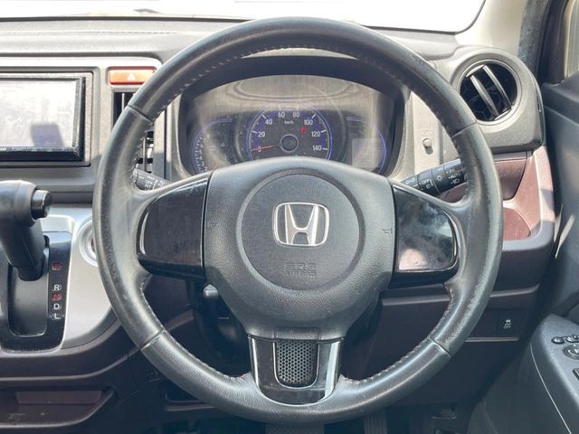 インテリアに合わせたデザインのステアリングは、運転される方のことも考え、運転しやすい形状、大きさです。是非一度、実際に触ってお確かめください。