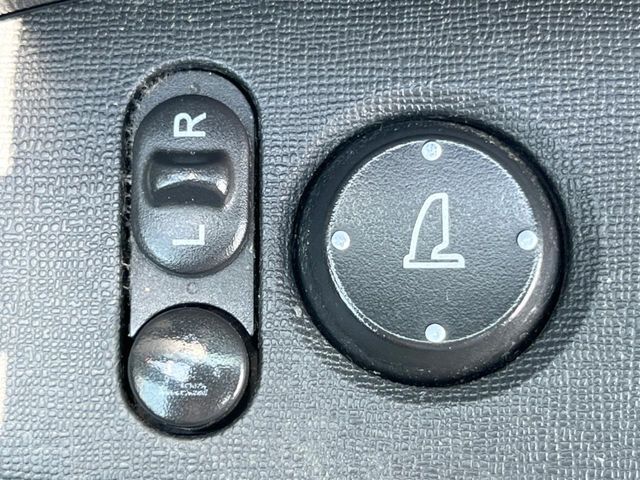 【電動格納ミラー】サイドミラーは電動格納式となっており、狭い駐車場でもキズがつくリスクを抑えられます。