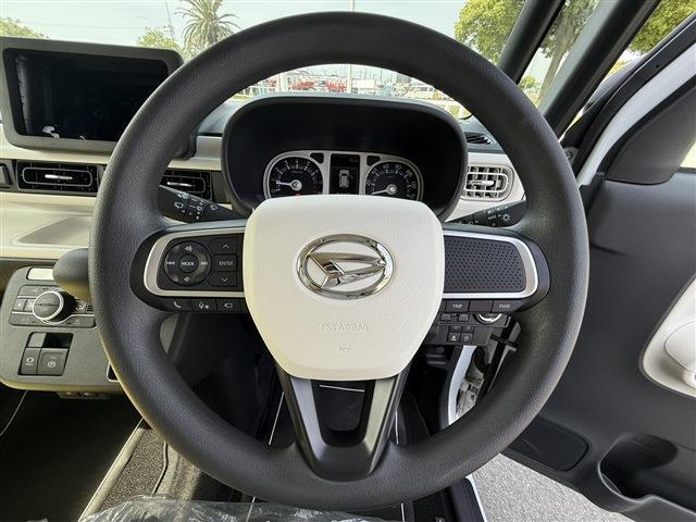 ステアリングは握りやすいサイズで運転がしやすいです！内装とマッチしておしゃれです♪