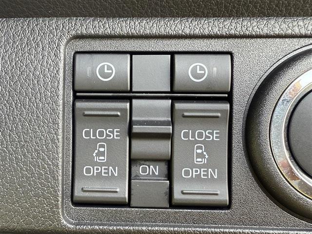 【両側電動スライドドア】ボタン1つで運転席やスマートキーからドアの開閉が可能です。予約機能付きでドアに近づけば開けることも可能です！