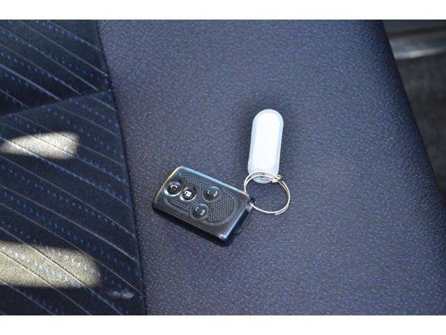 スマートキーは持っているだけで、ドアの開閉やエンジン始動ができて楽チンです＾＾！