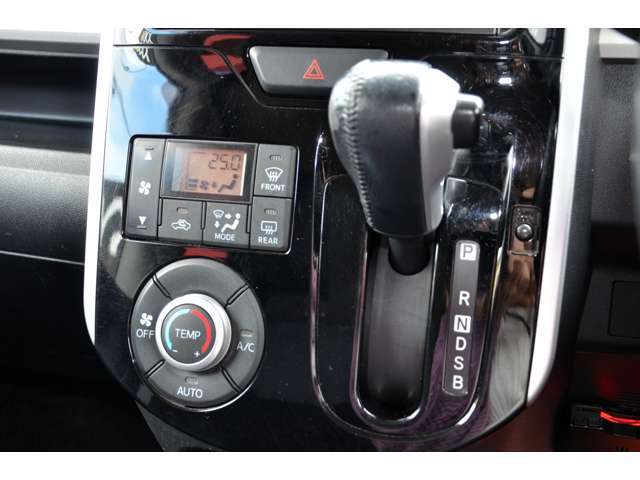 シフトレバーエアコンパネル周りもキレイです！