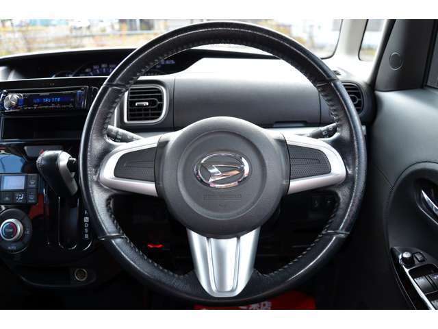 ステアリングもキレイです！