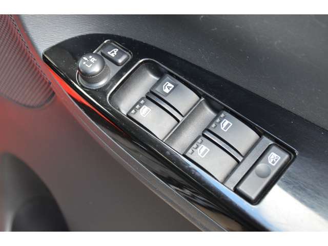 パワーウィンドウスイッチの写真です。