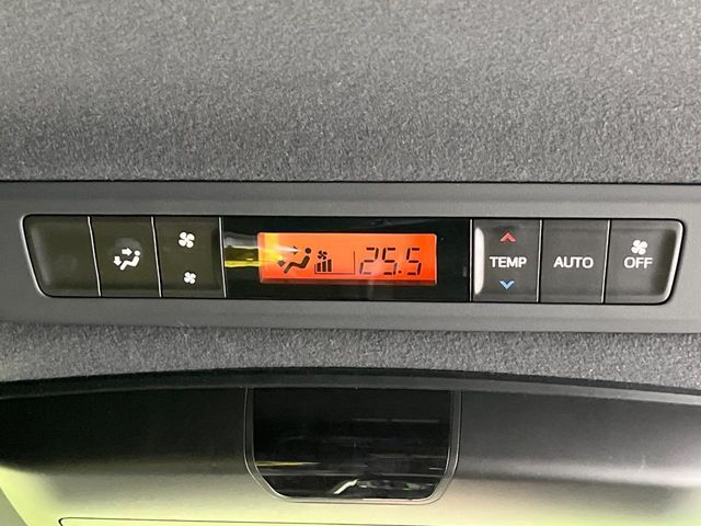 【リアオートエアコン】広い後部座席には必須の機能！風量や温度を自動で調整し前席と同様な車内環境にしてくれるリアオートエアコンを装備。夏の暑さも冬の寒さもストレスなく快適にお過ごしいただけます♪