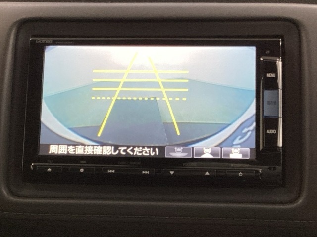 バックでの車庫入れも安心です！　リアカメラが付いているバックモニター付のナビを装備しております。操作線もついており距離感も画面から確認できます。