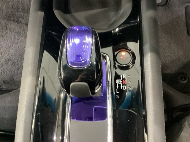 ハイブリッド専用セレクトレバーです。シフトチェンジを電子信号で送信するセレクトレバーを採用してますので、軽快でスマートな操作を楽しめます。