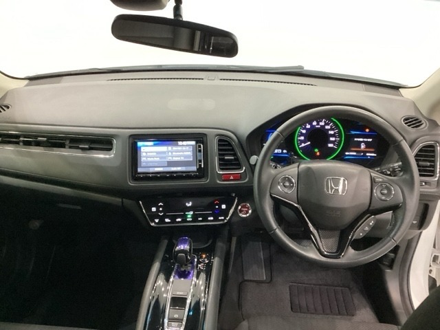 車内は光触媒抗菌消臭施工済です。インパネ周りはスタイリッシュなデザインで機能や装備も充実しています。グローブボックスやカップホルダーのほかにトレーなどたくさんの収納スペースが付いています。