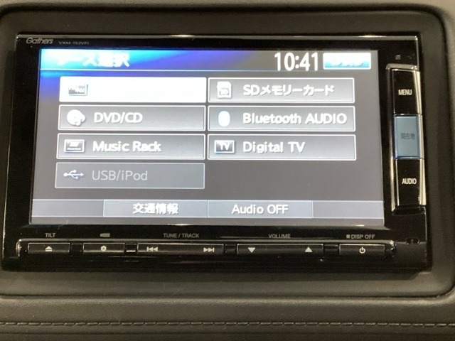 ナビゲーションはフルセグTV、インターナビ対応のGathers純正メモリーナビを搭載しています。Bluetoothオーディオ機能がありますので、スマートフォンなどの音楽も再生できます。