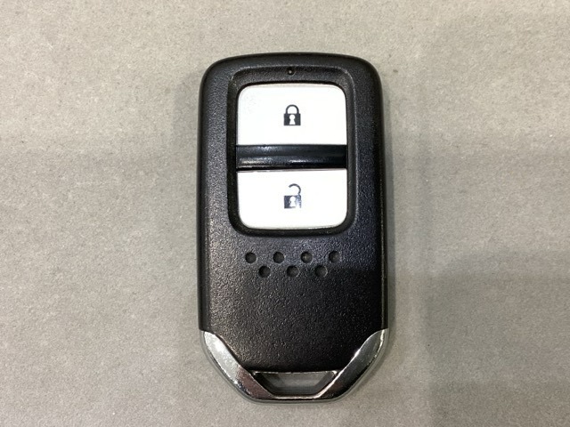 スマートキーを装備しています。鍵を差し込むことなくドアロックの開け閉めと、スタートボタン操作でのエンジンスタートができます。