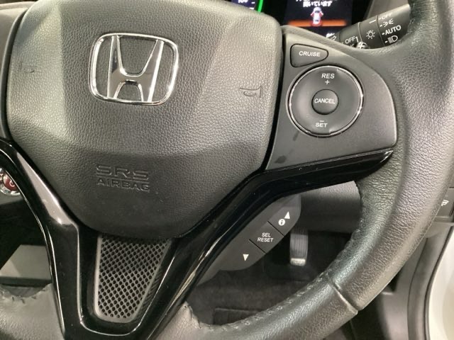 ハンドルにクルーズコントロールの操作スイッチが装備されています！。ハンドルから手を離さず安全に操作できます。
