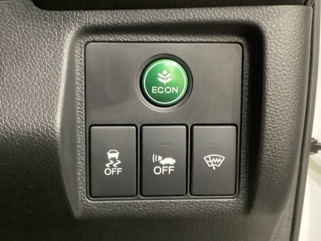 Hondaセンシング用のVSA（ABS＋TCS＋横滑り抑制）解除のメインスイッチなどはハンドルの右側に装備しています。燃費に役立つECONボタンもここです。