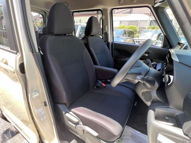 走行10000km台なので、よく乗り降りする運転席脇のヘタリ、スレもなくグッドコンディションです。アームレスト付きで運転も楽々ですね♪
