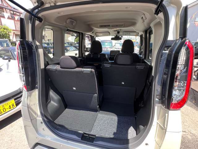 4人乗車でも十分な荷室空間♪旅行で荷物が多い時などでも役立ちますね