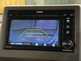 リバースギアに入れるだけで後方の表示へ切り替わります。夜間や雨の日の駐車も楽になりますよ。
