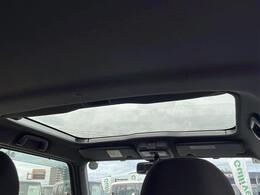 解放感溢れる【サンルーフ】☆車内には爽やかな風や太陽の穏やかな光が差し込みます☆
