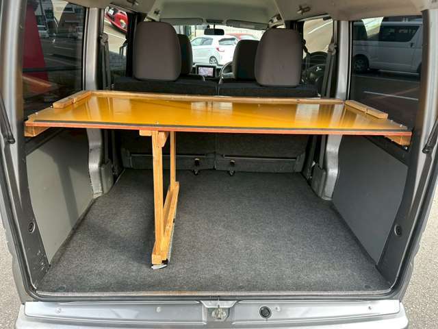 荷室には棚が組んであります。不必要であれば取り外し可能です☆