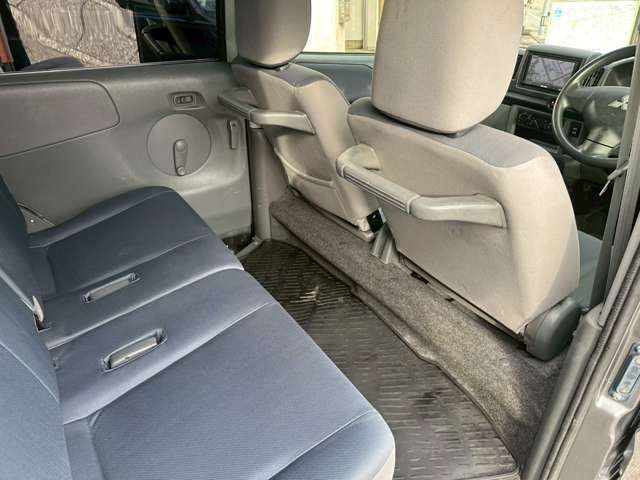リアシートも手すりがあり、足元にも余裕があります☆