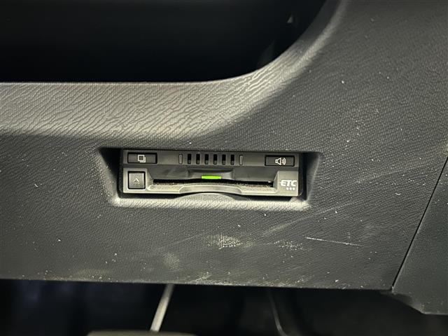 【ETC】有料道路を利用する際に料金所で停止することなく通過できる、ETC車載器（ノンストップ自動料金収受システム機器）が装備されています。セットアップを行うことで利用可能になります。