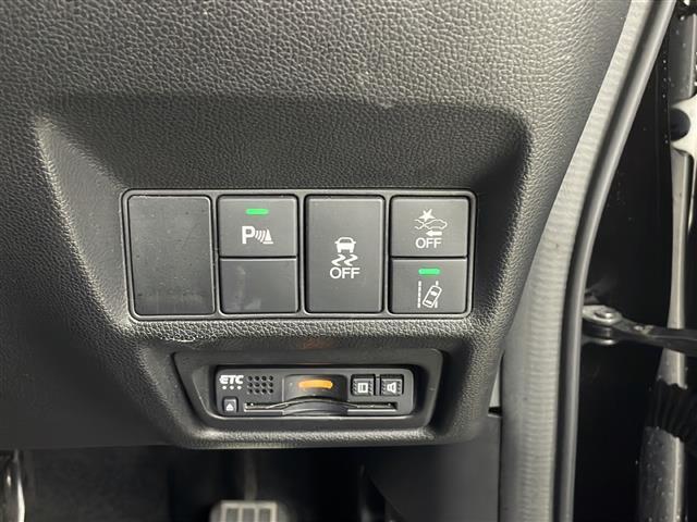 【ETC】有料道路を利用する際に料金所で停止することなく通過できる、ETC車載器（ノンストップ自動料金収受システム機器）が装備されています。セットアップを行うことで利用可能になります。