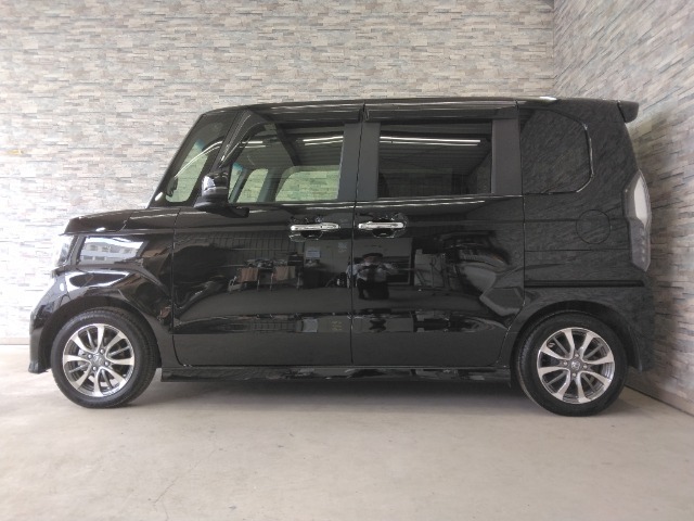 オプションになりますが、ボディーコーティングもご用意しております。新車の輝きに近づき、洗車などのお手入れも楽になりますよ。