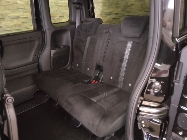 後席も広々！前席との距離や荷室の奥行きを、左右席で別々に調節できるスライドリアシートです。