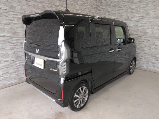 オプションになりますが、ボディーコーティングもご用意しております。新車の輝きに近づき、洗車などのお手入れも楽になりますよ。