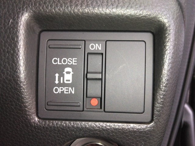 リア左側、パワースライドドア搭載！ドアハンドルを少しだけでリアドアが自動開閉します。運転席にあるスイッチで操作することもできます。