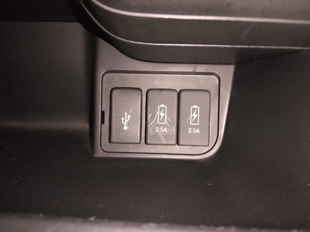 スマートフォンやタブレット、携帯ゲーム機などが充電できるUSBジャックがついています。