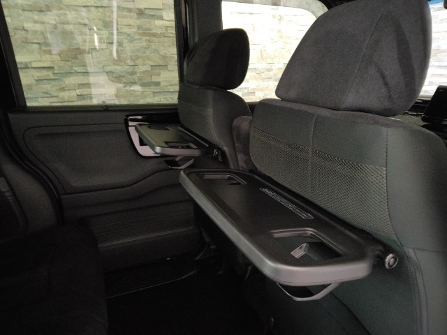 格納式シートバックテーブル付きです。休憩時のちょっとした小物置きとして便利です。