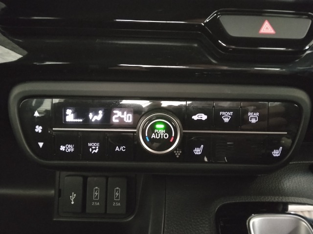 オートエアコン装着車で車内はいつも快適です！