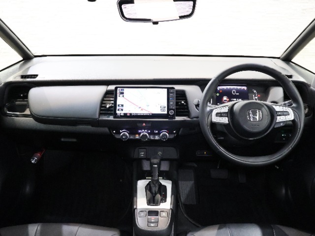 操作性に優れた運転席となります！小物入れや各ボタンの配置にこだわり、使いやすいです！座り心地もよく視認性も良好なのでロングドライブもお任せ下さい！