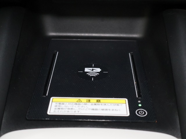 ワイヤレス充電が可能です！対応機種を置くだけで充電ができます！ケーブル要らずなので抜き差しの手前を省くことができます！