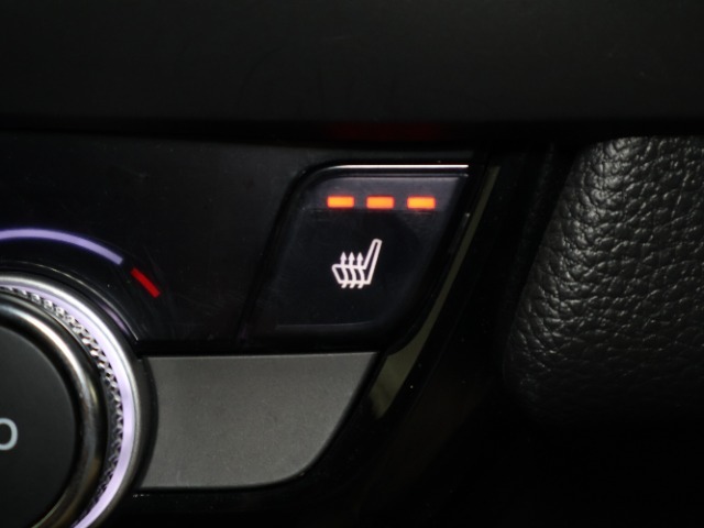 シートヒーター装備付き車！！座席に埋め込まれた電熱線によりシートを暖めることが出来る装備で、温められたシートは、寒い冬には最適です！！