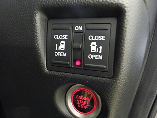 【両側パワースライドドア】両側がパワースライドドアになっており、運転席のスイッチやスマートキーのボタンからでも開閉が可能です！狭い駐車場でのお子様の乗り降りに便利です！
