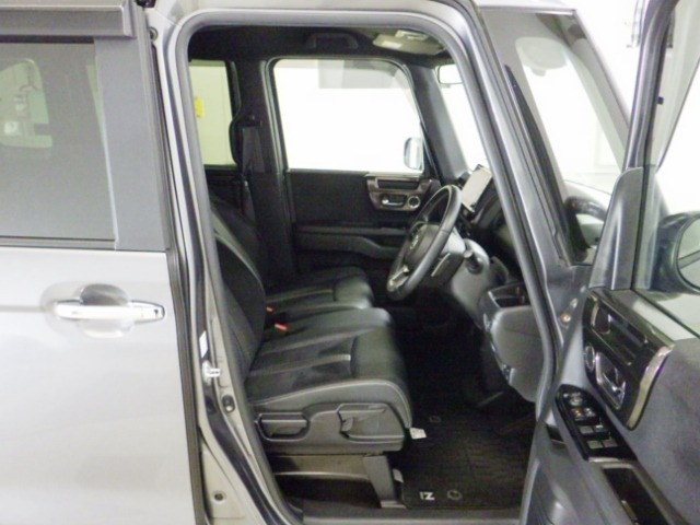 運転席はハイトアジャスター装備でピッタリのポジションを決めることができます！