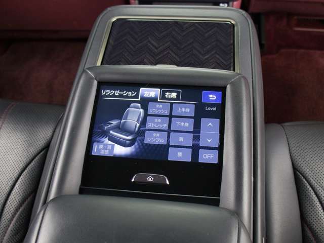 ★後席もVIP装備！後席センターコンソールの画像です！こちらのお車には、後席にもパワーシートが装備されています！更にオーディオなども後席から操作出来るなど豪華！ゲストに喜んで頂ける装備ですね！