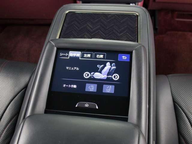 ★後席もVIP装備！後席センターコンソールの画像です！こちらのお車には、後席にもパワーシートが装備されています！更にオーディオなども後席から操作出来るなど豪華！ゲストに喜んで頂ける装備ですね！