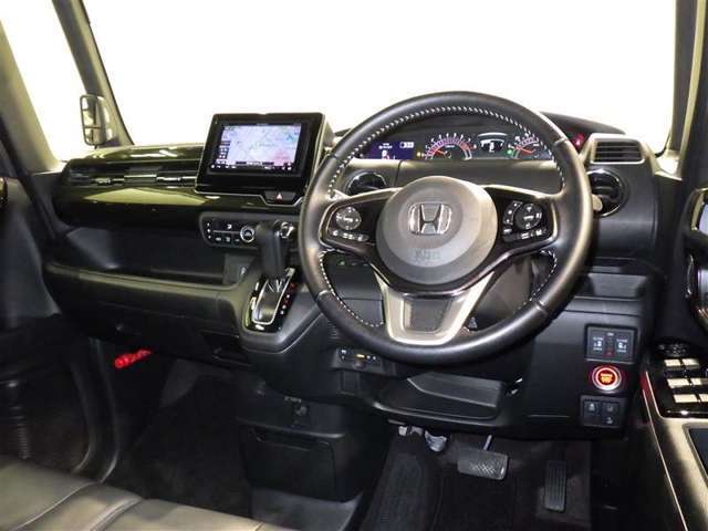 運転の際、常に目にする部分だけにシックで飽きのこないデザインが良いですね。