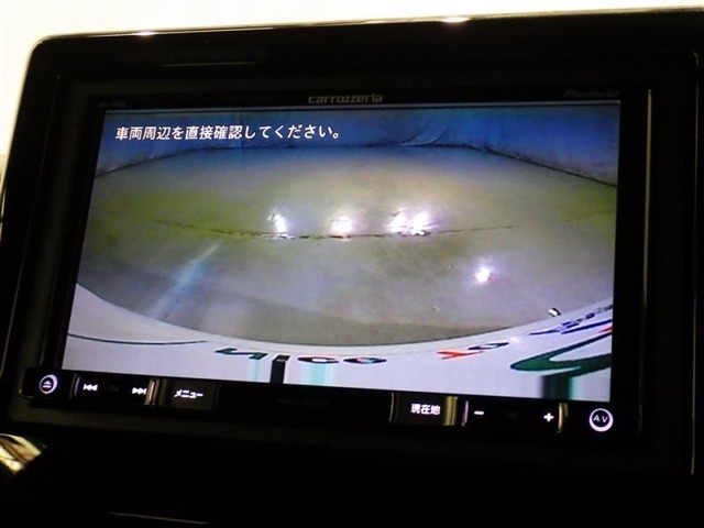 バックモニターも装備しております。バックギアに入れるとナビ画面に車の後方が映し出されます。これで後方確認も安心！